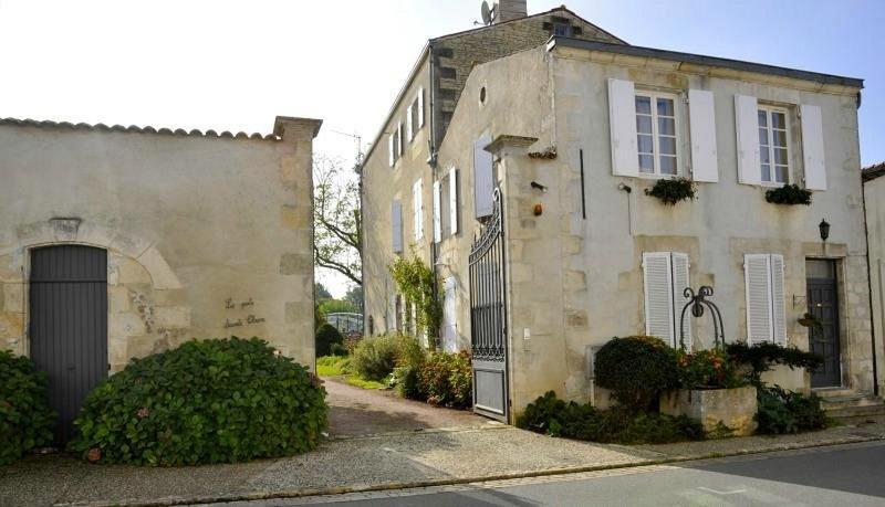 CourçonLe Puits Sainte Claire住宿加早餐旅馆 外观 照片