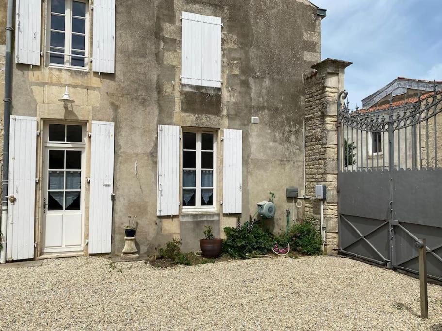 CourçonLe Puits Sainte Claire住宿加早餐旅馆 外观 照片